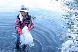 Làm từ thiện từ... rác