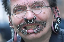 Người đàn ông có nhiều khuyên nhất