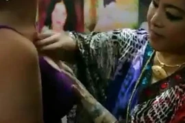 Bơm ngực… bằng tay ở Thái