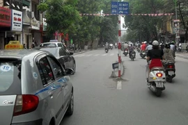 Ôtô bên này, xe máy bên kia…