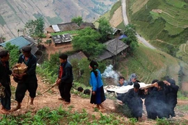 Rợn người xem đám ma “tươi” của người Mông