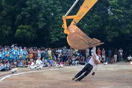 Khiêu vũ với xe xúc đất