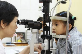 Đùa nghịch dại, nhiều trẻ em hỏng mắt