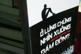 Xung quanh cuốn sách “Ở lưng chừng nhìn xuống đám đông”: Kết luận là “không dâm ô, đồi trụy”