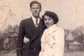 Nhờ đưa tro cốt cha mẹ… đi du lịch