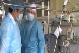 Chủ tịch nước thăm các chiến sỹ bị thương trong vụ máy bay rơi