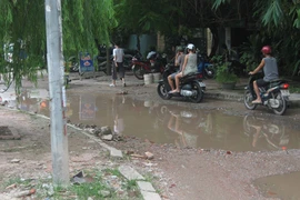 Đường ven hồ Ba Mẫu thua đường… làng!?