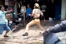 Hành hung CSGT giữa phố
