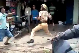 Hành hung CSGT giữa phố