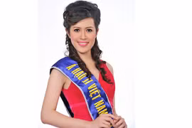 Á hậu Võ Hồng Quân mê hát opera