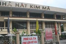 Rạp hát, nhà văn hóa: Thừa mà thiếu