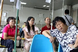 Hơn 220 người nhập viện do ăn tôm nghi nhiễm E.Coli