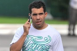 AC Milan giải cứu Tevez