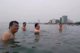 Đà Nẵng: Lãnh đạo Sở chăm tắm biển để dẹp tin đồn ô nhiễm
