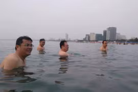 Đà Nẵng: Lãnh đạo Sở chăm tắm biển để dẹp tin đồn ô nhiễm