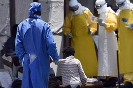 Hàng ngàn trẻ em mồ côi trong đại dịch Ebola bị ruồng bỏ