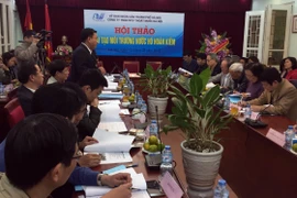 Nạo vét bùn, làm sạch nước hồ Hoàn Kiếm