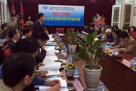 Nạo vét bùn, làm sạch nước hồ Hoàn Kiếm