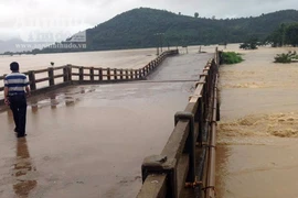 Ca nô bất ngờ bị lật khi đi cứu hộ, 7 chiến sĩ Công an may mắn thoát nạn