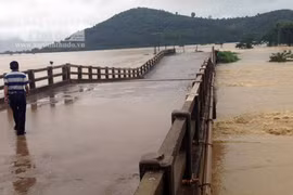 Ca nô bất ngờ bị lật khi đi cứu hộ, 7 chiến sĩ Công an may mắn thoát nạn