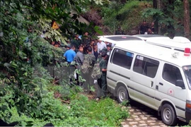 Chuyển xác máy bay EC130T2 xuống núi bàn giao cho Binh đoàn 18