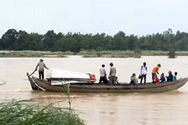 Nguy hiểm rình rập những chuyến đò ngang trong mùa lũ