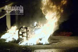 Xe máy cháy trơ khung sắt khi đang lưu thông trên đường