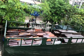 Phát hiện 3 xe ô tô và 1 xe đầu kéo vận chuyển gỗ lậu ra Bắc tiêu thụ