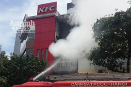 Hà Nội: Cháy dữ dội cạnh nhà hàng KFC
