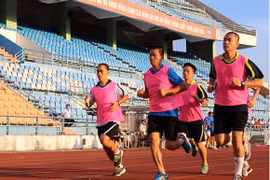 2 trọng tài và 5 trợ lý trọng tài bị trượt thể lực