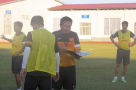 “Song” Hùng nghỉ tập, HLV Hoàng Văn Phúc luyện quân trong âu lo