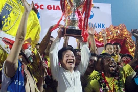 Chủ tịch FIFA S.Blatter chúc mừng Nhà vô địch V-League 2013
