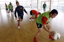 Tuyển VN chân đi tất, tập bóng ném trong nhà futsal