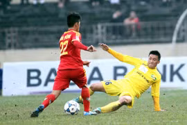 Treo giò hết năm đối với cầu thủ đá gãy chân đồng nghiệp