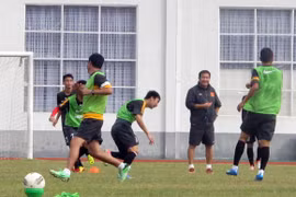 Quang Hùng, Mạnh Hùng trở lại, ông Phúc vẫn dè chừng U23 Lào