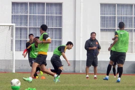 Quang Hùng, Mạnh Hùng trở lại, ông Phúc vẫn dè chừng U23 Lào