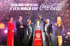 Cúp vàng FIFA World Cup được chào đón nồng nhiệt tại Việt Nam