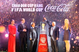 Cúp vàng FIFA World Cup được chào đón nồng nhiệt tại Việt Nam