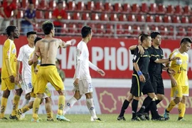 Quá khích với trọng tài, Tiến Thành và Quang Hải bị gạt khỏi ĐTVN?