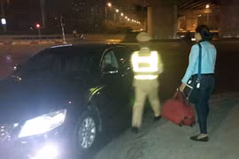 Đêm 30 Tết không đón được xe khách, một phụ nữ được CSGT đưa về tận nhà