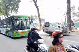 Hà Nội: Xe ô tô 4 chỗ lật ngửa giữa đường, 2 mẹ con thoát chết