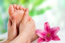 Tại sao nên mát-xa chân trước khi ngủ?