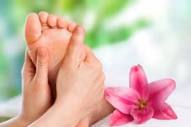 Tại sao nên mát-xa chân trước khi ngủ?