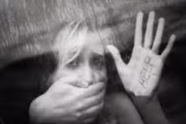 Đi bộ một mình, cô gái trẻ bị tấn công tình dục