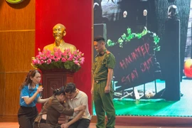 "Quản lý giáo dục người thân trong gia đình không phạm tội và tệ nạn xã hội"