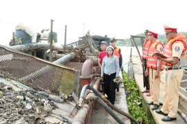 Bắt quả tang 4 tàu đang khai thác cát trái phép trên sông Đáy