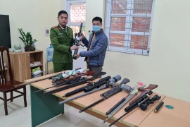 Vận động thu hồi nhiều súng, đạn, công cụ hỗ trợ các loại trên địa bàn huyện Thạch Thất