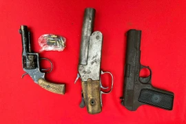 Nhiều loại súng, vật liệu nổ, công cụ hỗ trợ được người dân tự giác giao nộp 