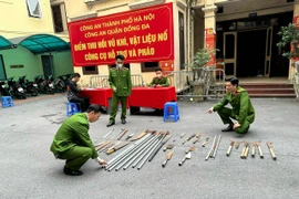 Công an quận Đống Đa thu hồi nhiều vũ khí vật liệu nổ, công cụ hỗ trợ và pháo