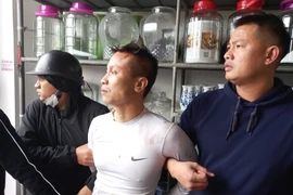 Đối tượng 'ngáo đá' cố thủ trên nóc nhà, chống trả lực lượng Công an